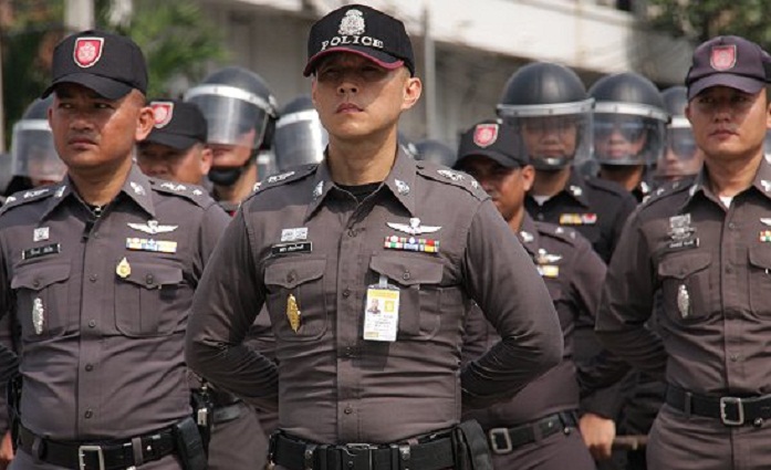 Thai police put pressure on controversial Buddhist temple 